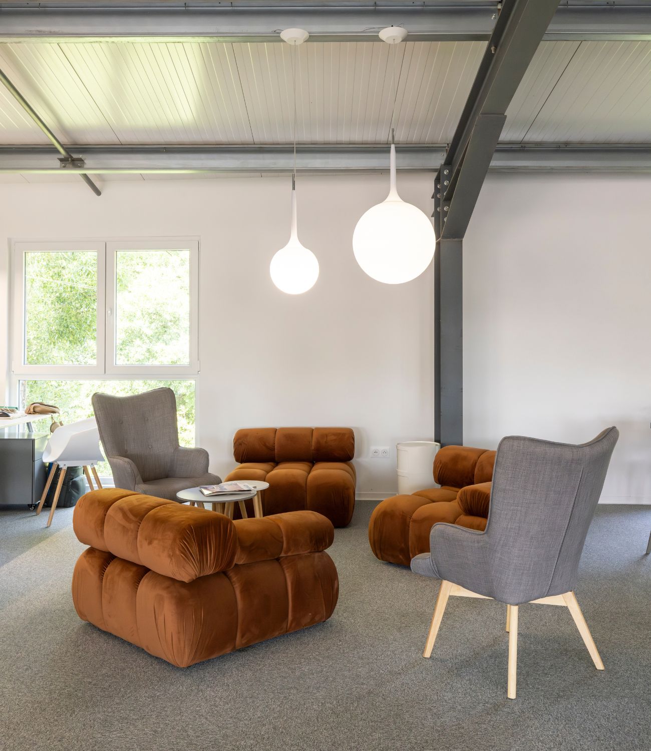 Coin détente, fauteils et petite table au Kowo à Vieux-Thann 68 Alsace